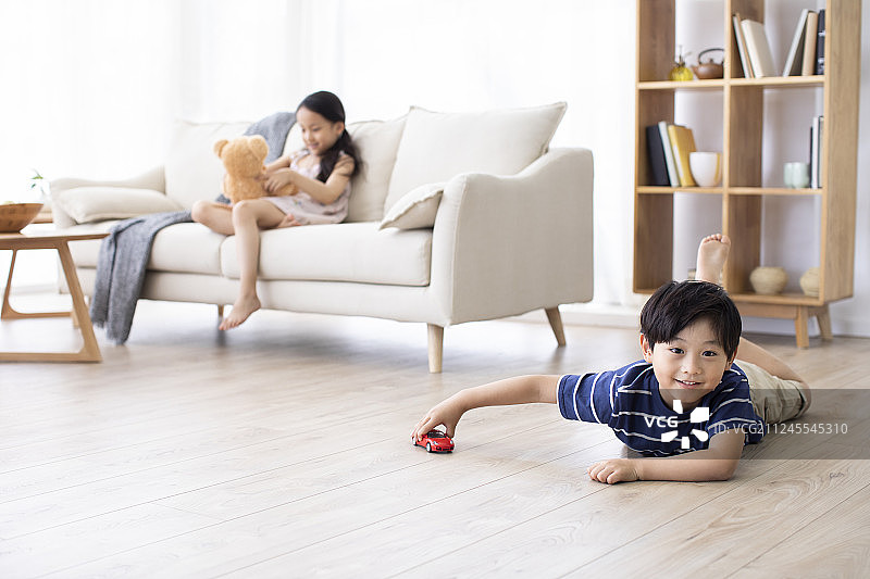 姐弟俩在客厅玩耍图片素材