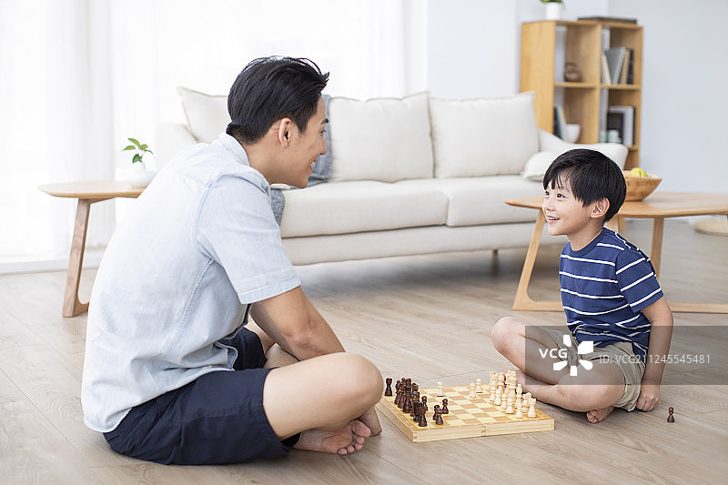 父子俩下国际象棋图片素材