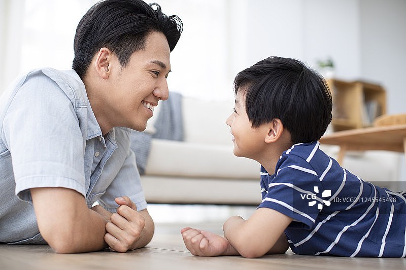 父子俩趴在地板上图片素材