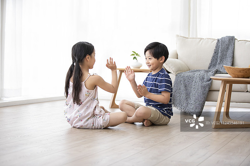 兄妹俩在客厅玩耍图片素材