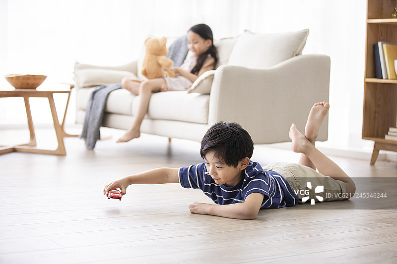 姐弟俩在客厅玩耍图片素材