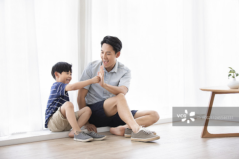 父亲教儿子系鞋带图片素材