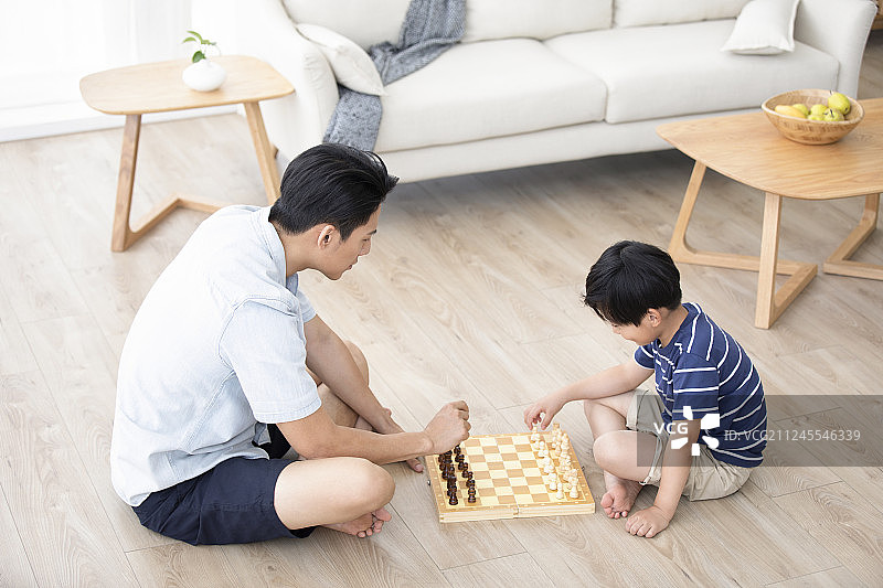 父子俩下国际象棋图片素材
