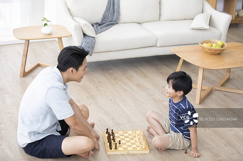 父子俩下国际象棋图片素材