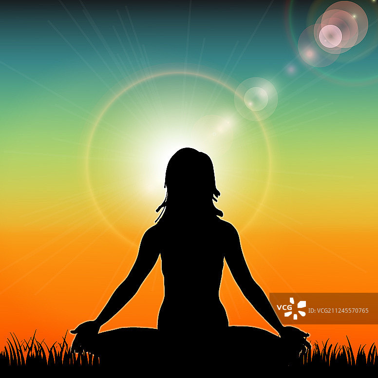 日落背景下的瑜伽女子剪影图片素材