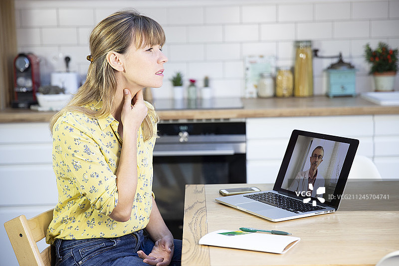 年轻女性与全科医生的视频咨询图片素材