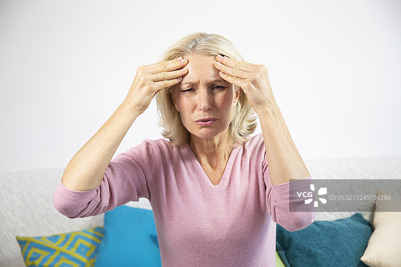 五十多岁的女人患有偏头痛图片素材
