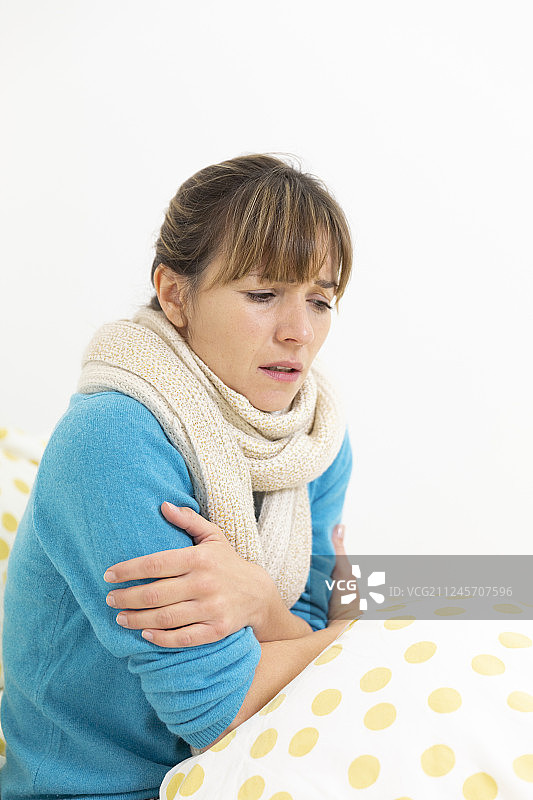 卧床的年轻女子身体不适图片素材