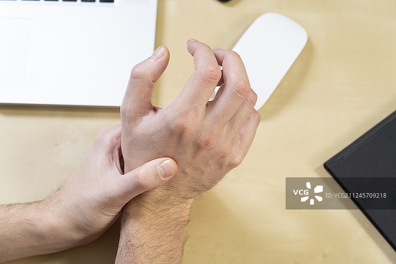 男子因长时间使用鼠标而手部疼痛特写图片素材