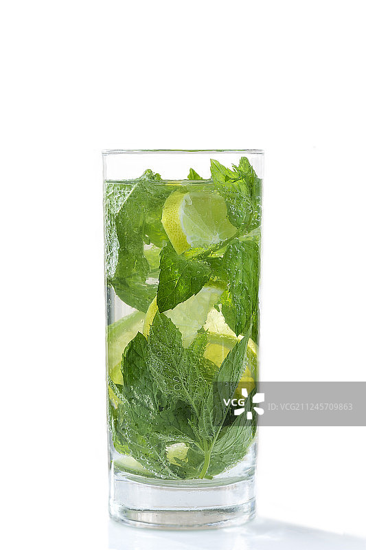 玻璃罐中含酸橙、黄瓜、薄荷叶和冰块的冰爽排毒水图片素材