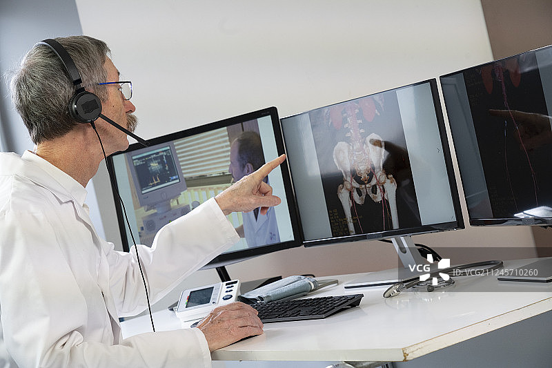 心脏科医生进行静脉炎诊断视频会诊图片素材