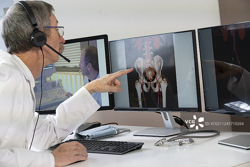 心脏科医生进行静脉炎诊断视频会诊图片素材