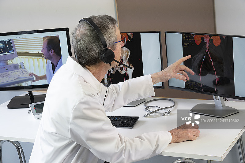 心脏科医生进行静脉炎诊断视频会诊图片素材
