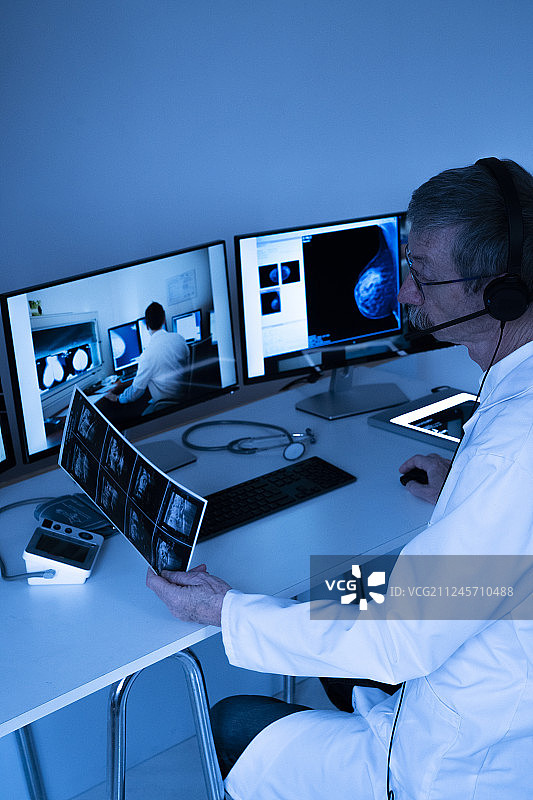 妇科医生与放射科同事进行视频会诊，为患者进行乳房检查：乳房X光检查和超声波检查图片素材