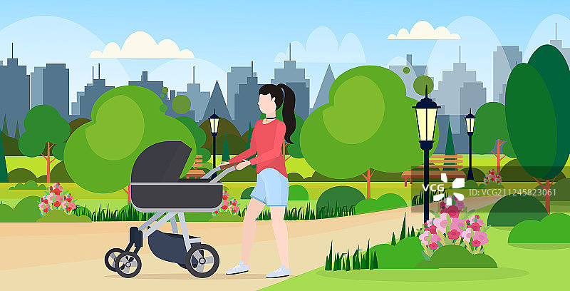 母亲推着婴儿车在户外散步图片素材