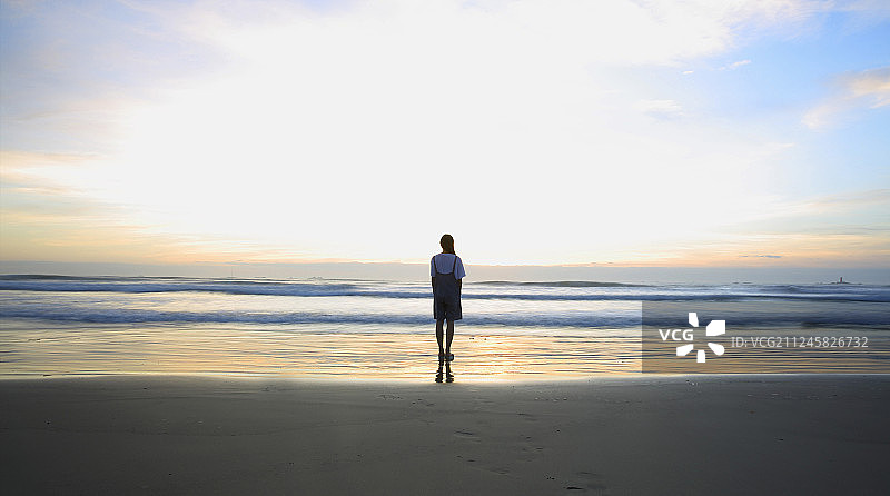 面朝大海的一个人图片素材