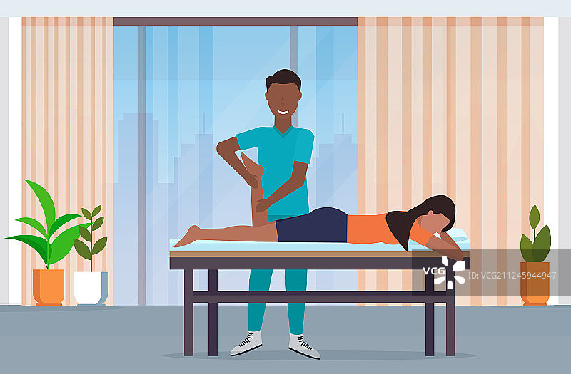 躺在按摩台上的非裔美国女人图片素材