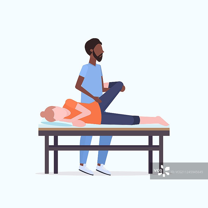 躺在按摩床上接受按摩的非洲裔美国年轻女孩图片素材
