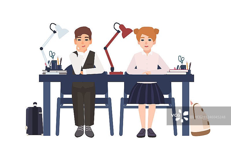 穿校服的小学学童坐着图片素材