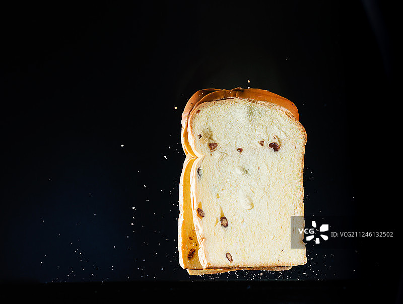 飞跃的面包黑底高速棚拍创意摄影广告素材图片素材