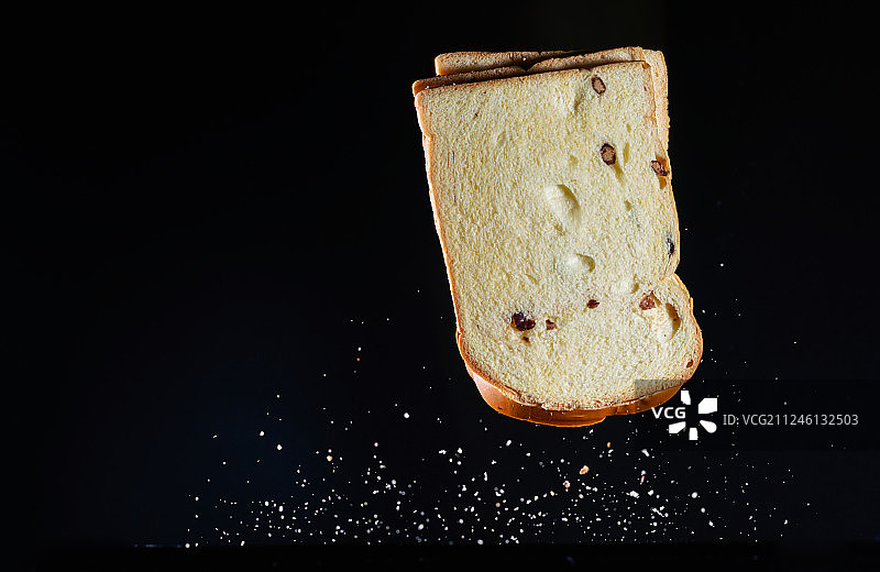 飞跃的面包黑底高速棚拍创意摄影广告素材图片素材