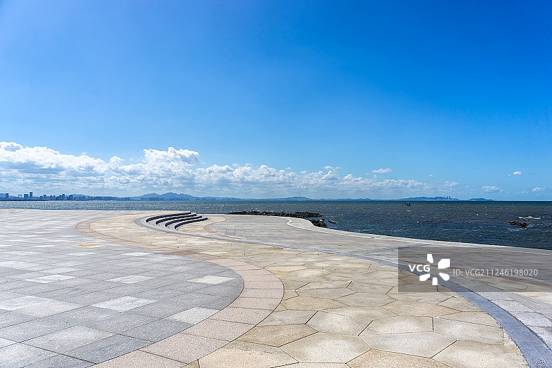 蓝天白云下的滨海广场图片素材