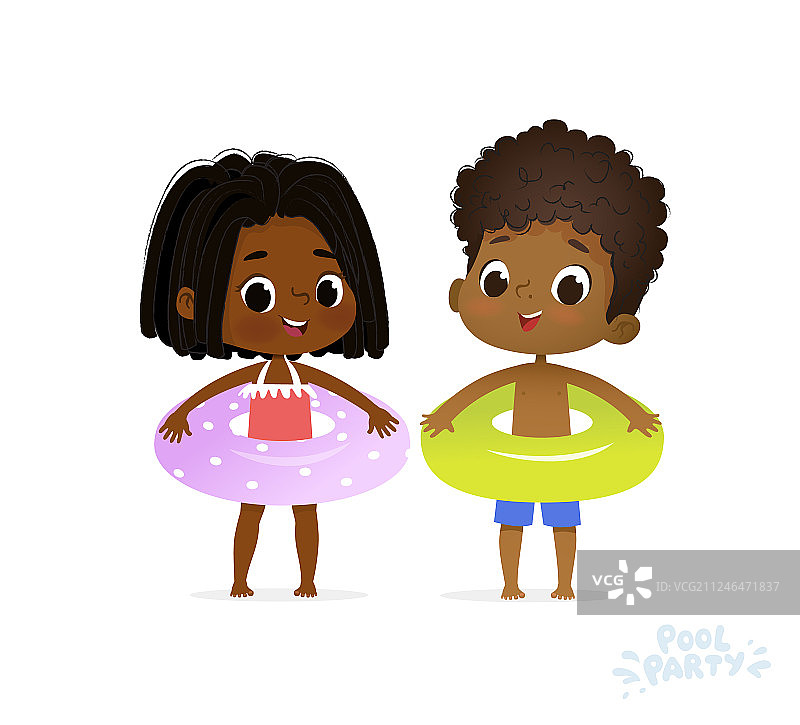 快乐的非洲裔美国女孩和男孩在游泳池里游泳图片素材