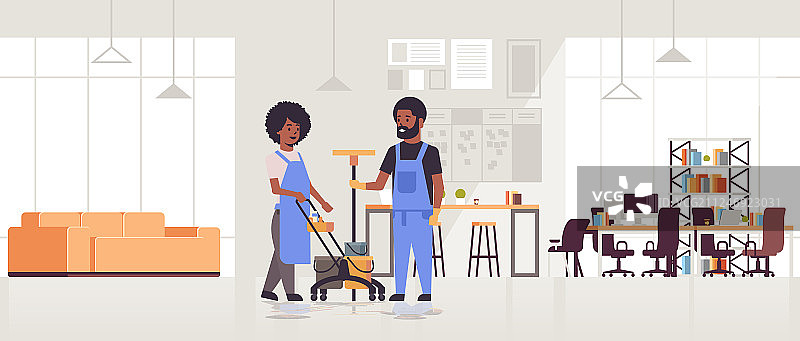 身穿制服的情侣清洁工一起工作图片素材