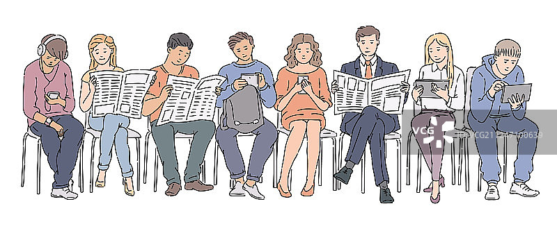 人们拿着报纸、平板电脑和手机图片素材