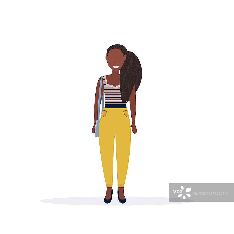 微笑的非洲裔休闲女人站姿图片素材