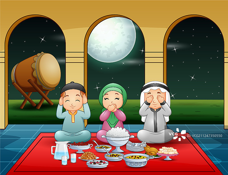 穆斯林家庭在开斋前一起祈祷图片素材