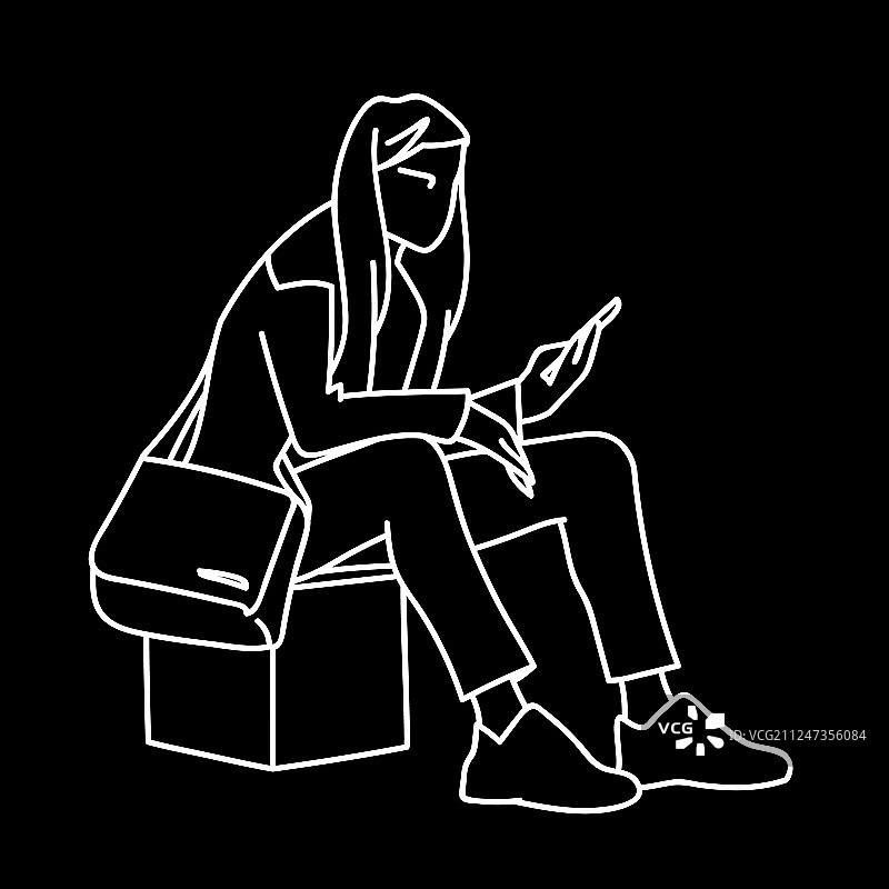 背着背包坐在方块上观看的女人图片素材