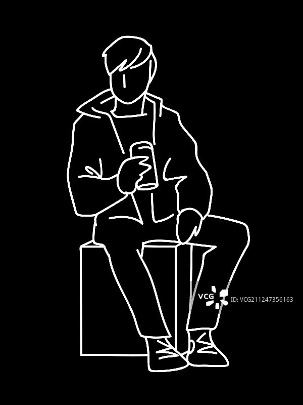 男人坐在立方体上喝苏打水图片素材