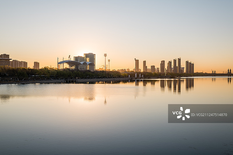 运河上的城市副中心图片素材