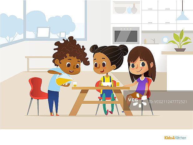 多个种族的孩子自己准备午餐图片素材