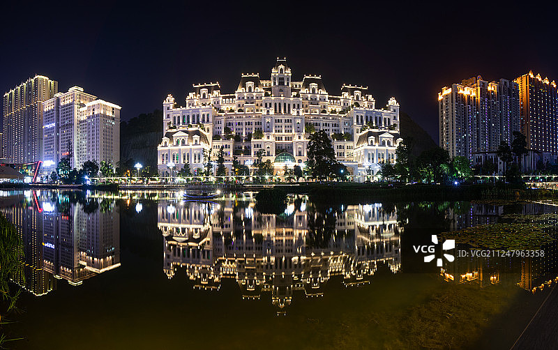 贵阳花果园白宫城堡城市夜景图片素材