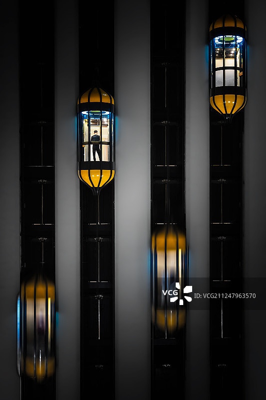 一个人独自搭乘电梯图片素材