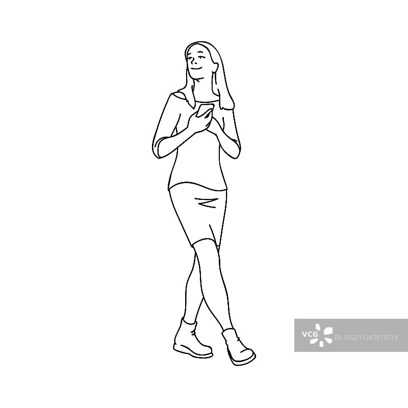 胸前拿着手机的可爱女孩图片素材