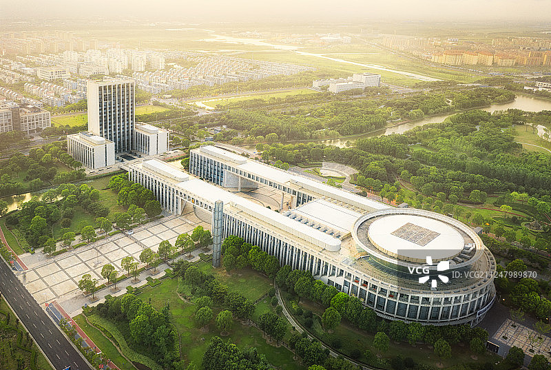 上海南汇嘴新城市服务中心建筑轮船图片素材