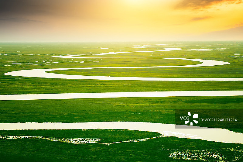 草原上弯曲的河道图片素材