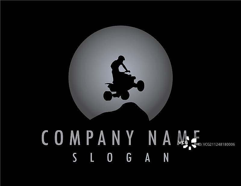 黑色背景上的四轮摩托车图片素材