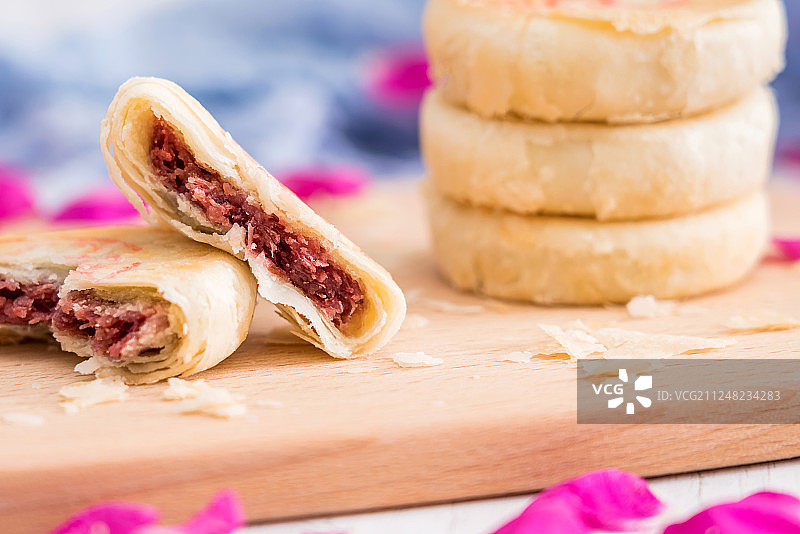 放在砧板上的中国云南特产美食鲜花饼图片素材