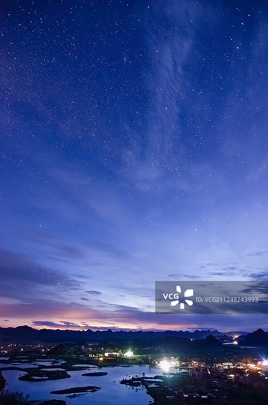 云南普者黑青龙山顶视角的银河图片素材