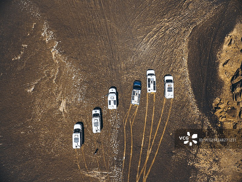 航拍越野车在新疆哈密魔鬼城国家地质公园图片素材