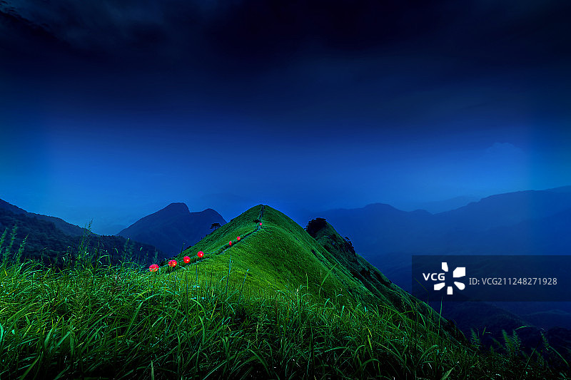 江西武功山夜晚爬山的人图片素材