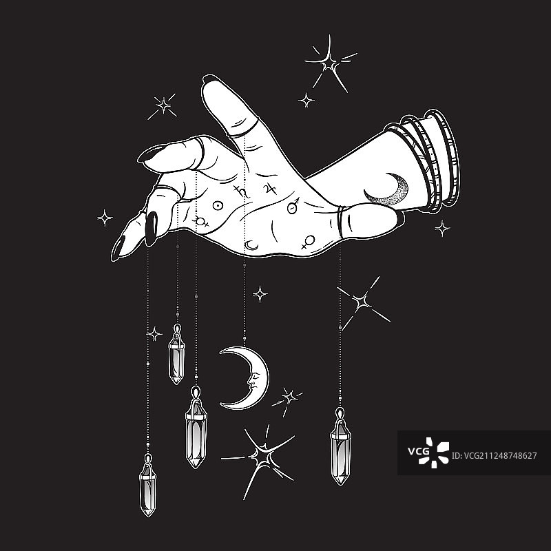 女人手部佩戴宝石吊坠和月亮饰品图片素材