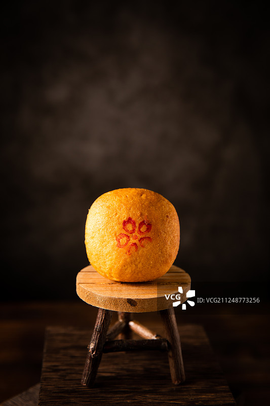 来自云南特色的云腿月饼-糕点茶点-中秋节图片素材