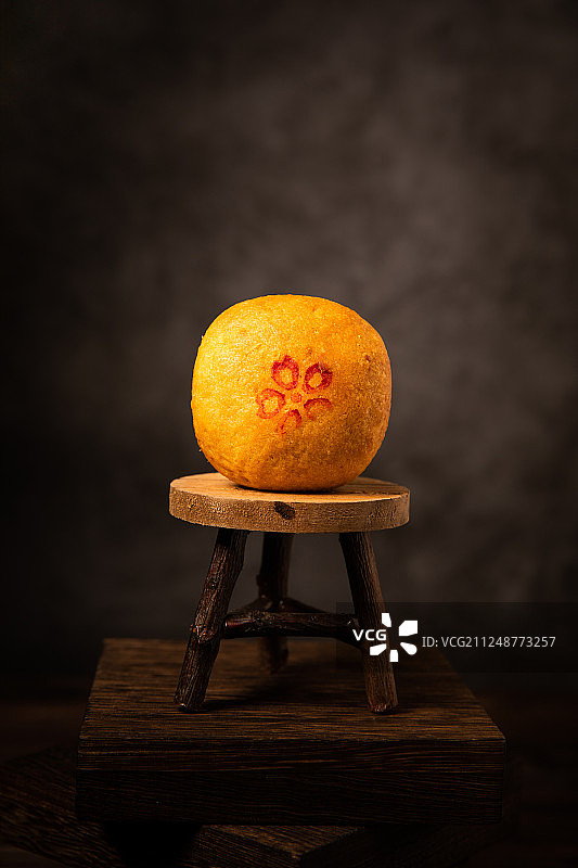 来自云南特色的云腿月饼-糕点茶点-中秋节图片素材