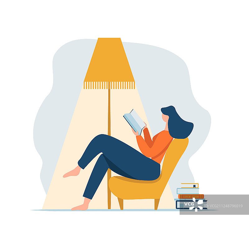 年轻女子在室内放松地读书图片素材