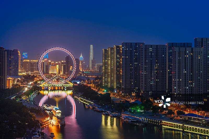 中国天津市天津之眼摩天轮夜景特写图片素材
